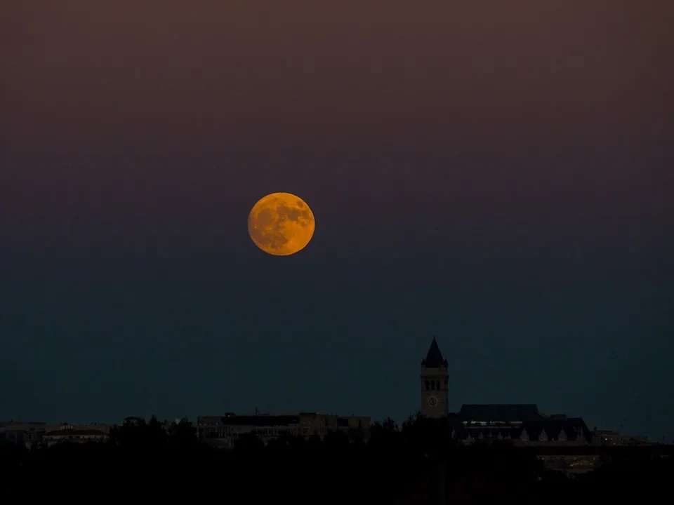 Luna nizko nad obzorjem. Foto: NASA/Scott Hull; prosta uredniška uporaba po pravilih NASA.