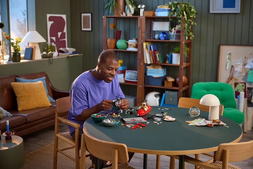 An evening at the dice table and the famous animated duo. Photo: LEGO Group / Aardman.