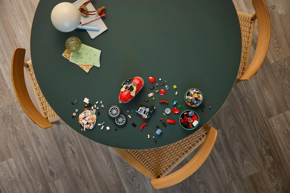 LEGO Ideas 21371 set during assembly: engine, trailer and figures are created from 1,038 pieces. Photo: LEGO Group / Aardman.